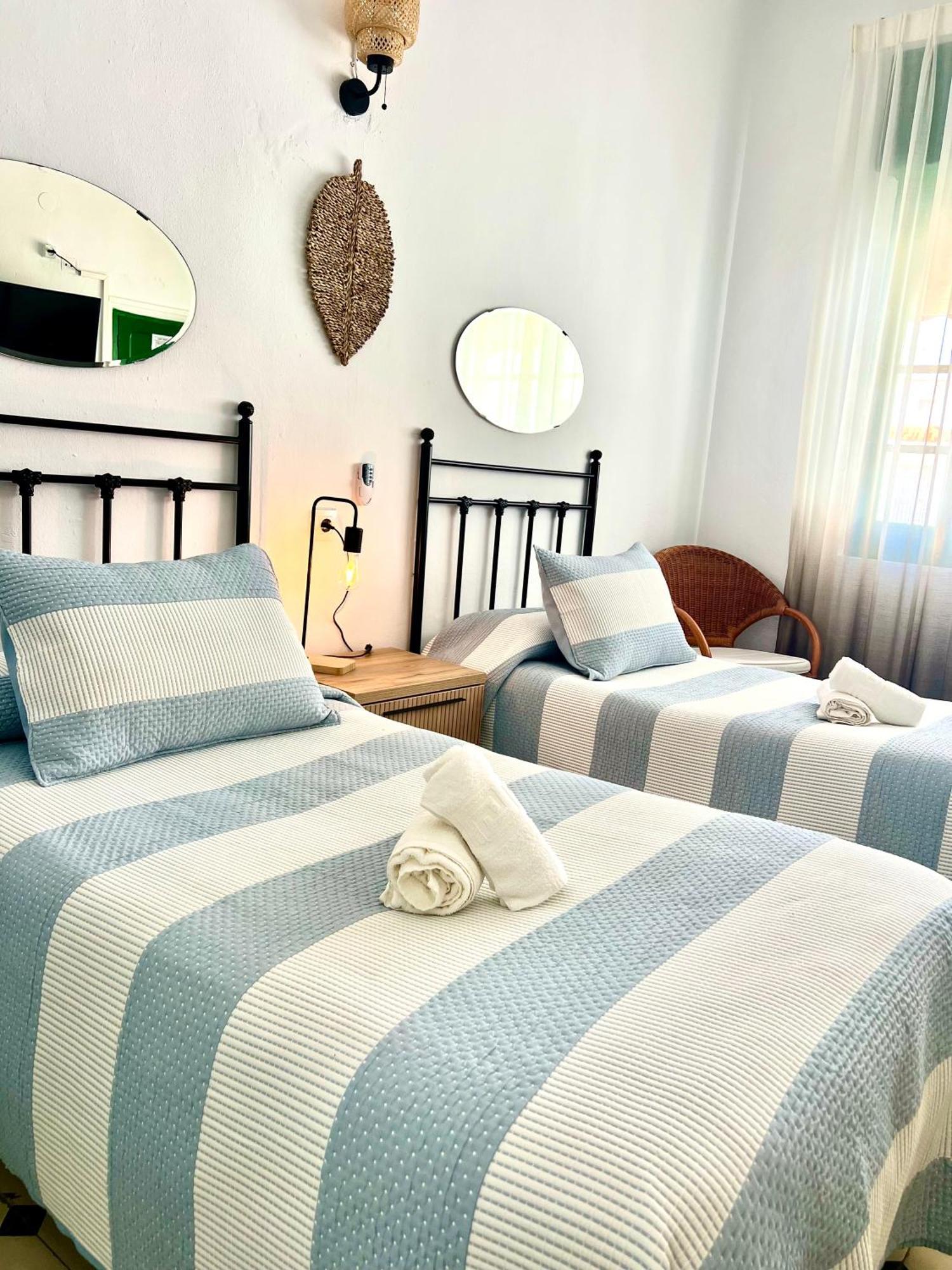 Hostal El Faro Chipiona Esterno foto