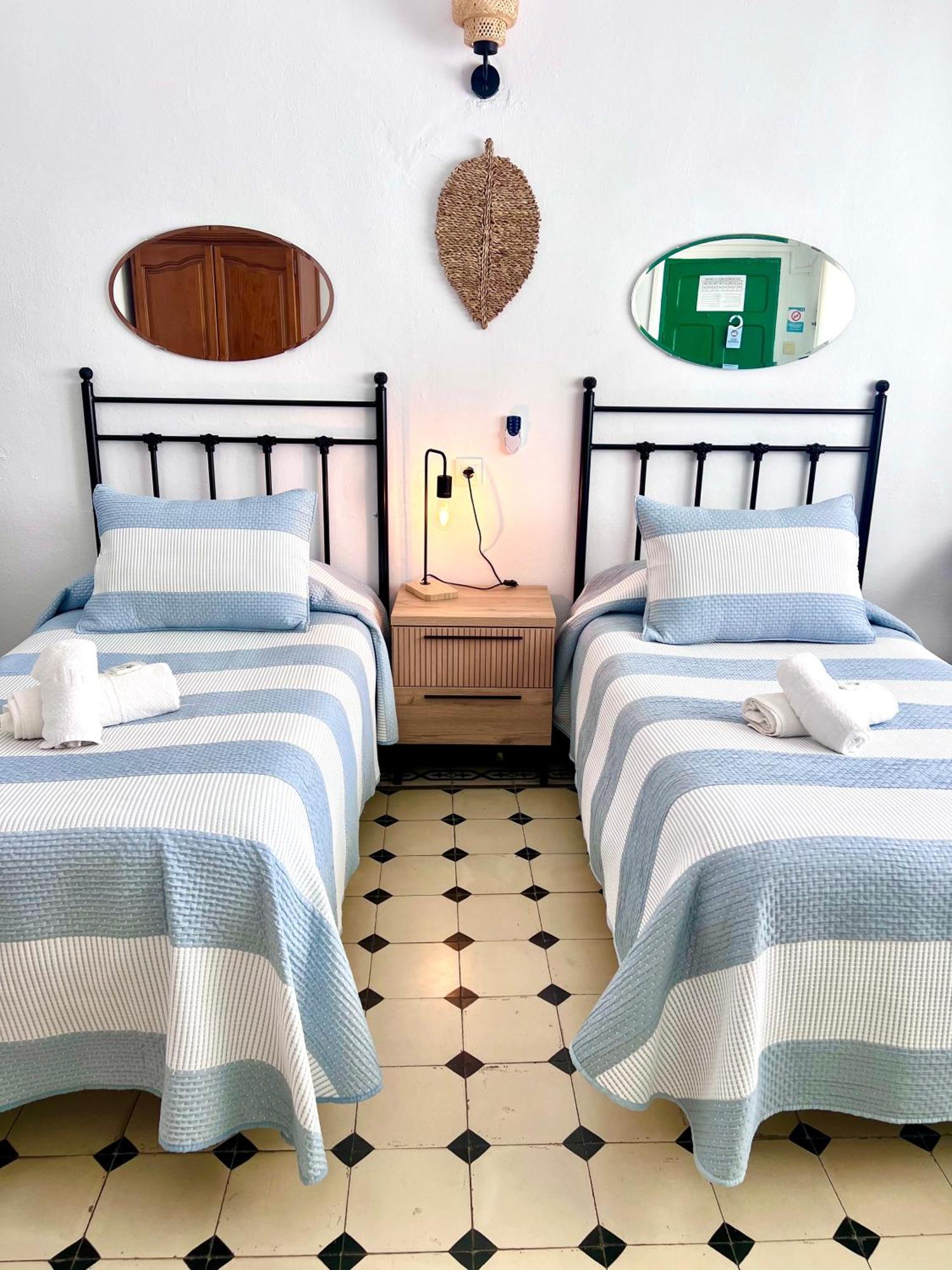 Hostal El Faro Chipiona Esterno foto